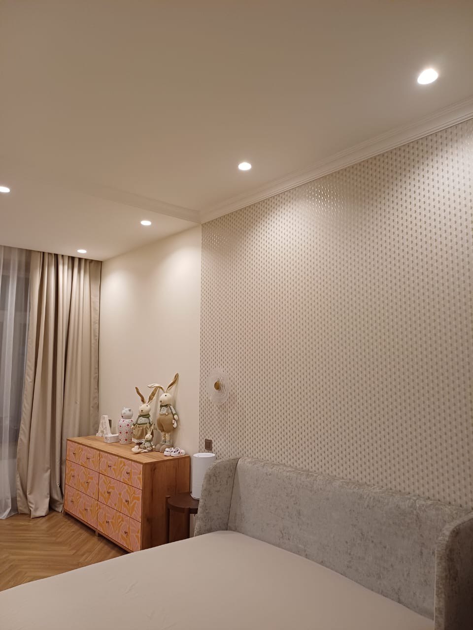 Спальная комната - современный интерьер